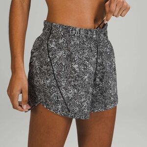 Lululemon Track That Mid-Rise Lined Short 5 in Offbeat Alpine White Black Size 8